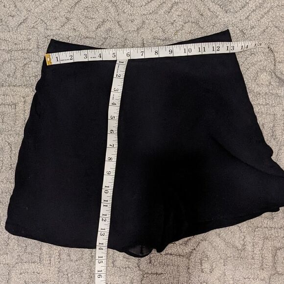 Aritzia WILFRED black short with zip size 4 @P - Picture 5 of 6